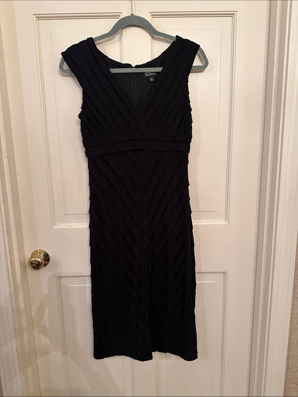 Adrienne Papell black midi dress. Slim fit. Sleeveless. V neck.